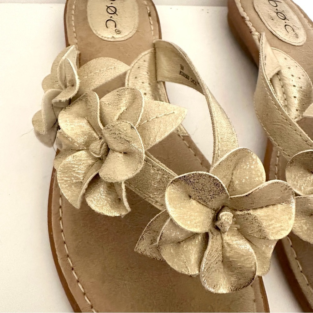 b.o.c. Gold Leather Floral Women's Sandals Size 9 - Picture 4 of 9